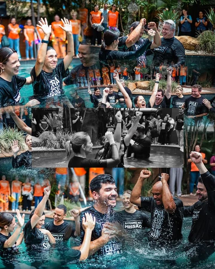 Batismo em grupo — congregação reunida na piscina batismal
