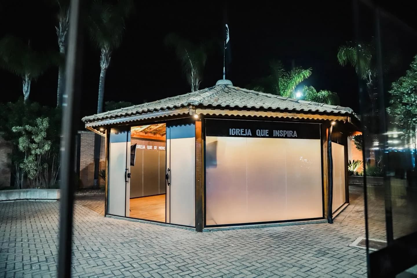 Pessoas em oração na Casa de Oração da Missão Encorajamento